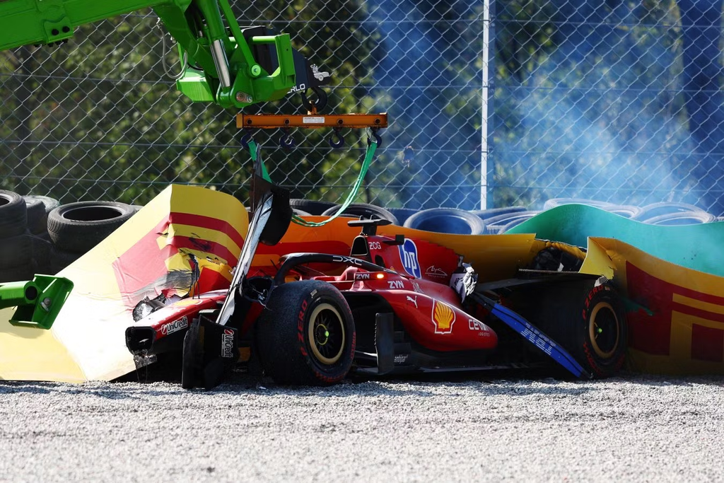 Ferrari в панике проверяет мотор Леклера после удара в Монце